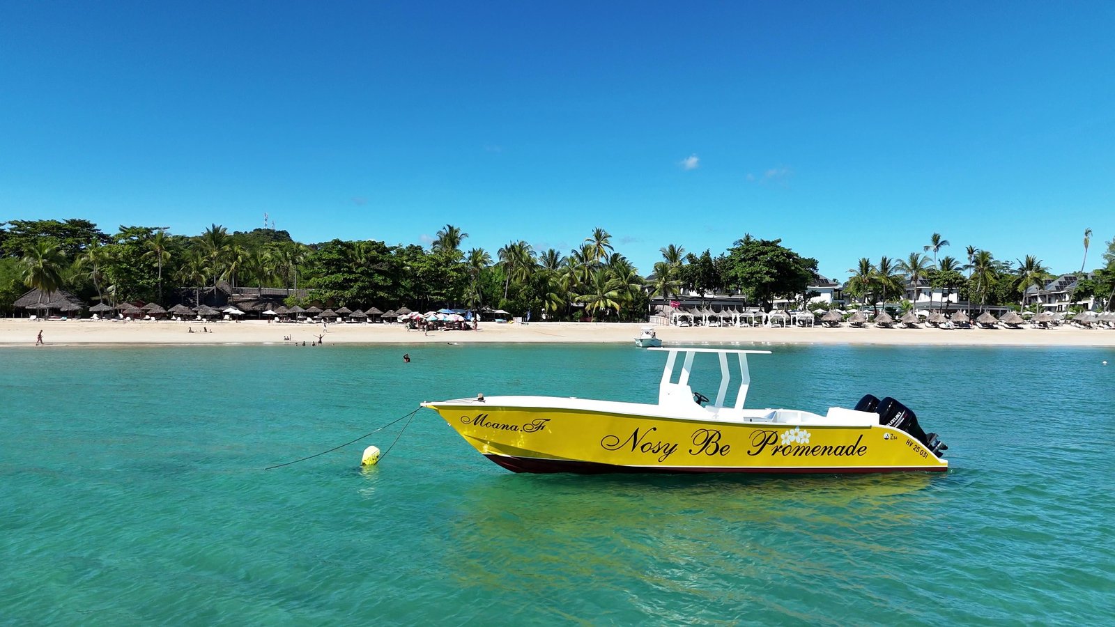 bateau moteur bord mer cote madagascar